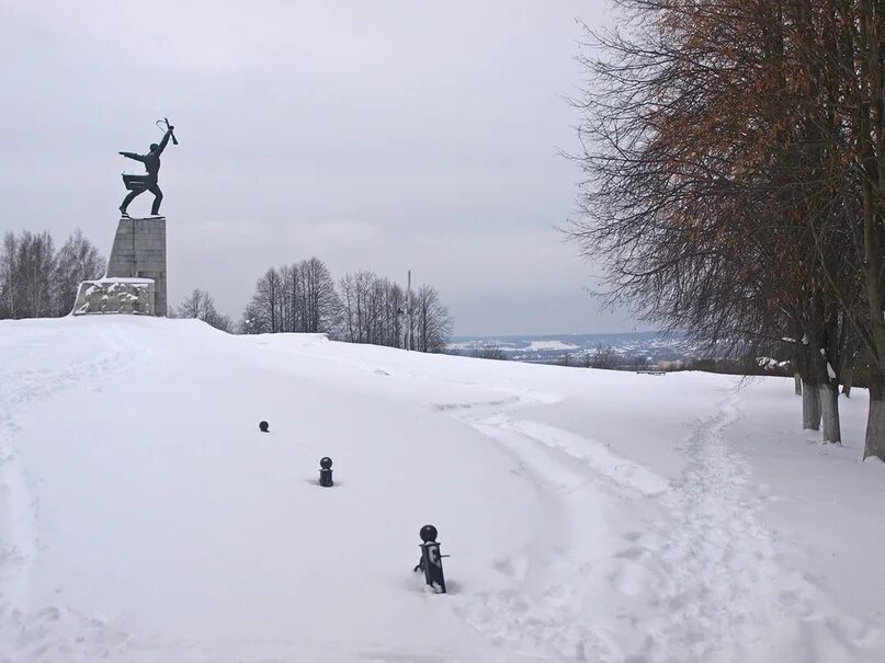 Памятник в яхроме. Памятник Перемиловская высота в Яхроме. Перемиловская высота Дмитров. Дмитров мемориал Перемиловская высота. Перемиловская высота в Яхроме.