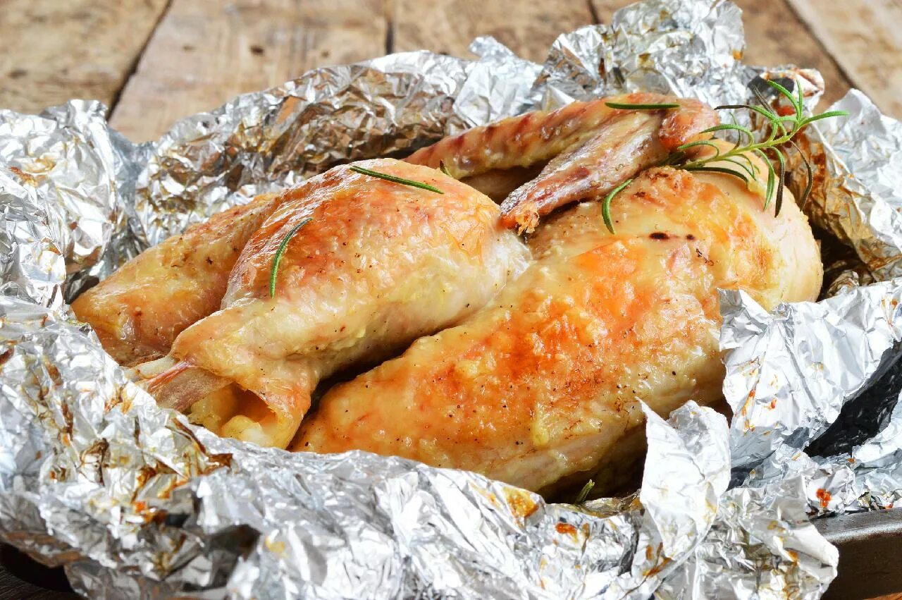 курица в духовке целиком. курица запеченная в фольге. курица запеченная в фольге в духовке. курица в фольге в духовке. курица в фольге в духовке целиком.