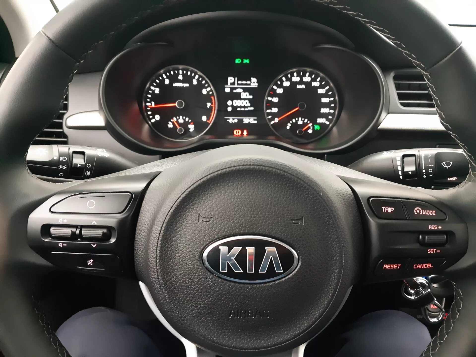 Прошить киа рио. Kia Rio 4 панель. Kia Rio 4 торпеда. Лимитер Kia Rio 4. Kia Rio контроль круиз на Киа Рио.