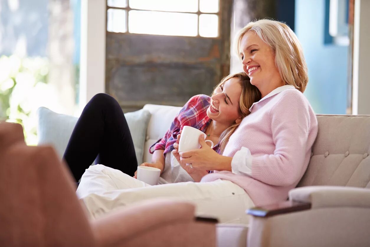 Мама смотрит телевизор на кухне. Mother to watch tv. Счастливая семья смотрит телевизор. Мама в телевизоре. Mother to watch tv.