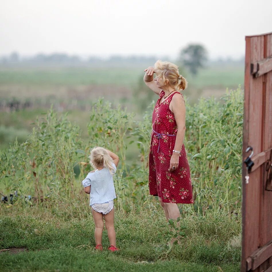 Фотосессия в деревне. Парень с гитарой во дворе. Муркисс. Маленькие девочки на детской площадке. Алёнка песня.