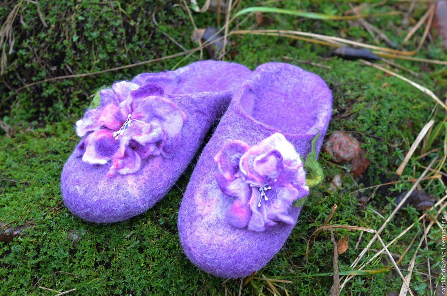 Тапки подсолнух вязаные. Цветок тапочки. Тапочки с цветочками. Коврик цельносваляный. Вязанныетапочкисо цветочками.