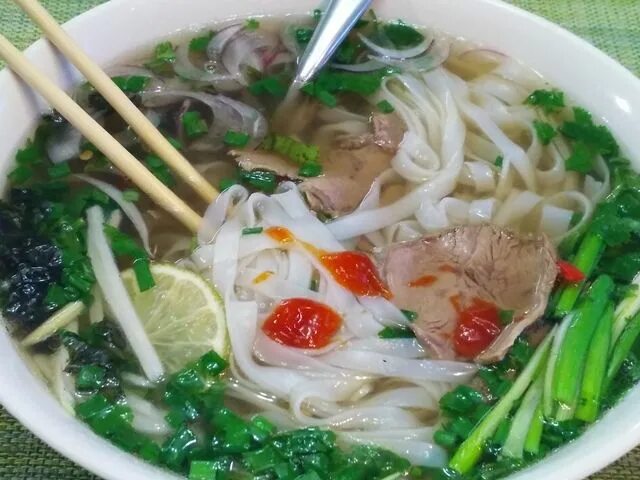 Фо бо рамен. Суп лапша и бризоль. Китайская кухня с гоком. Вьетнамский суп мисо суп. Вьетнамский суп мисо суп.