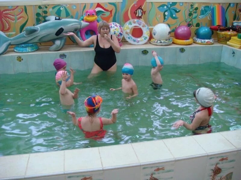 Бассейн в младшей группе. Развлечение в бассейне в детском саду. осеннее развлечение в бассейне в детском. детские групповые занятия в бассейне. покажи развлечения в бассейне.