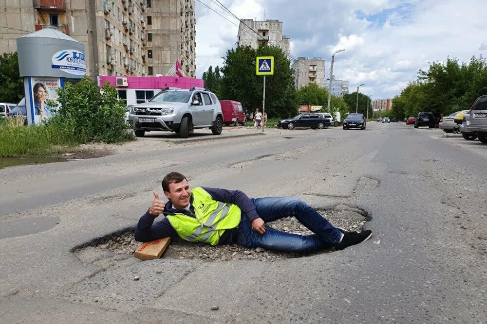 Разбитая россия. Огромная яма на дороге. Ямы на дорогах России. Большие ямы на дорогах.