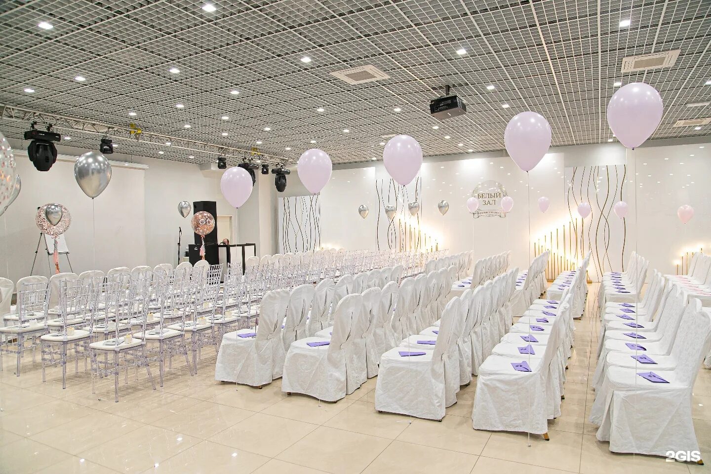 Белые новосибирск. Жк белые росы новосибирск. Титова 11 красное белое. Белые росы коттеджный поселок новосибирск. Тц апельсин белый зал новосибирск.