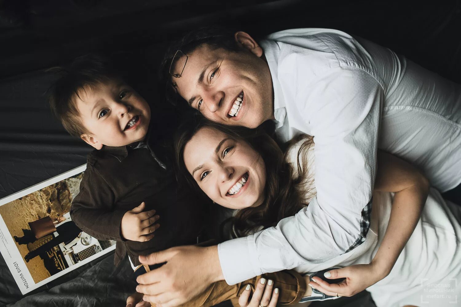 нарисованная семья. строгая фотосессия семейная. хвалить. фотосессия портретная семья. ребенок бизнесмен.