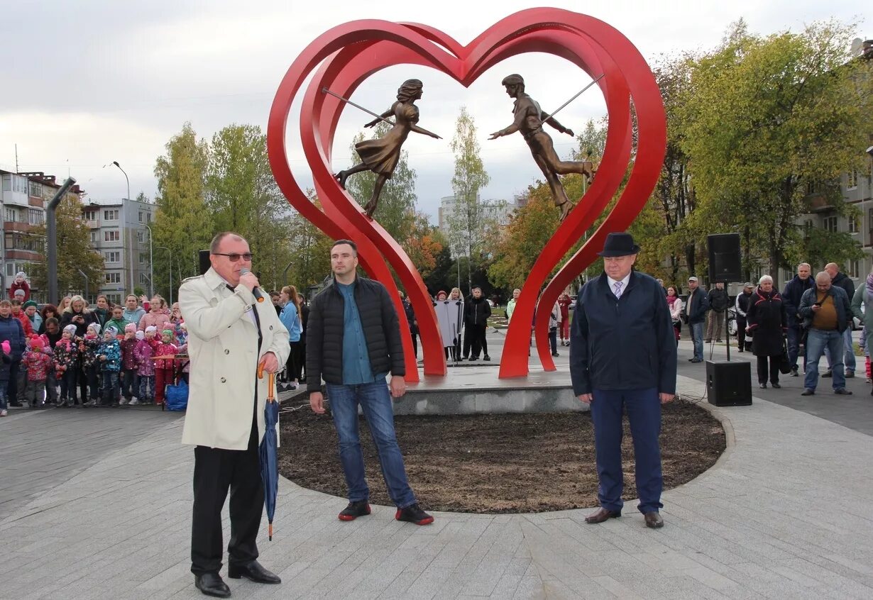 открытие кириши. кириши фонтан возле школы искусств. музыкальный фонтан кириши. мероприятия на день защиты детей в киришах. открытие кириши.