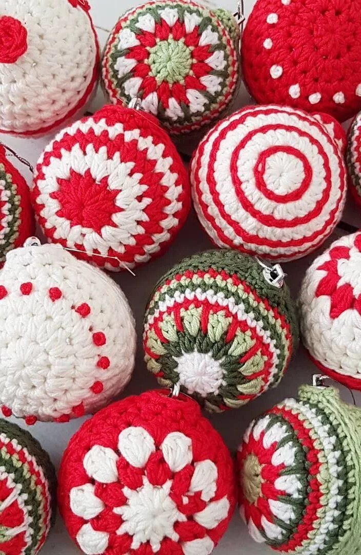 Девушка вяжет. Knitted hast. Шарф guernsey wrap. Knitted hast. Вязание это искусство.