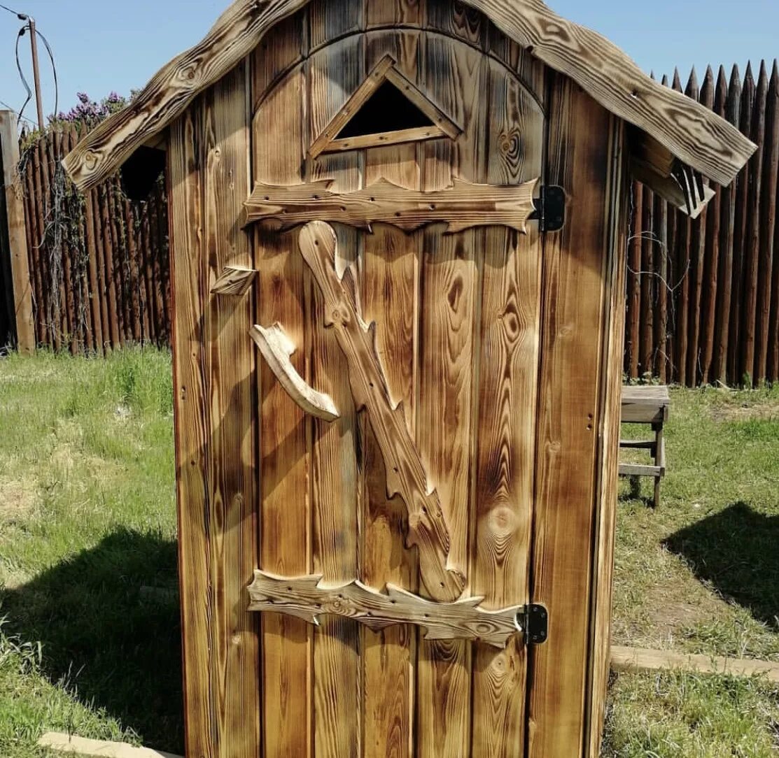 дверь деревенского туалета. маленькая дверь. туалет для дачи. туалет дачный. дверь деревянного туалета.