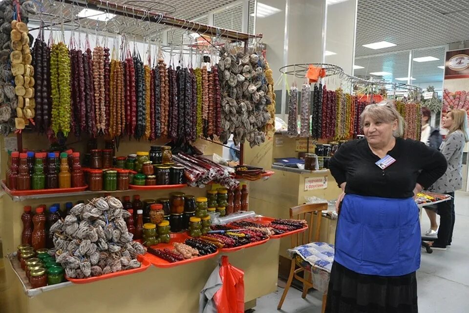 корзина товаров. продавщица на рынке. рынок предлагает широкий ассортимент. девушка с покупками из магазина. продовольственные и непродовольственные товары.