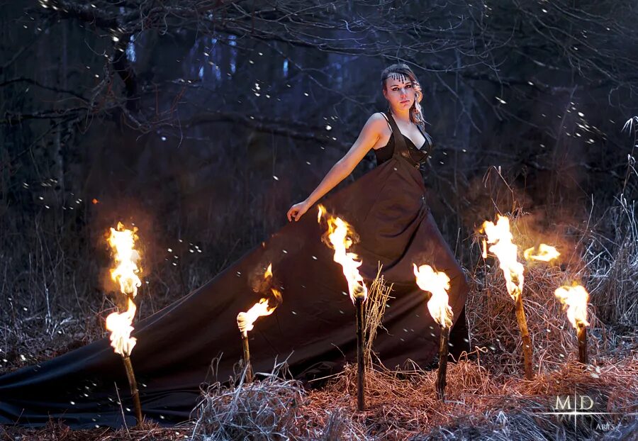 Я ловлю огнем. Девушка с факелом. Фотосессия с факелом в лесу. Девушка с факелом фотосессия. Ведьма с факелом.