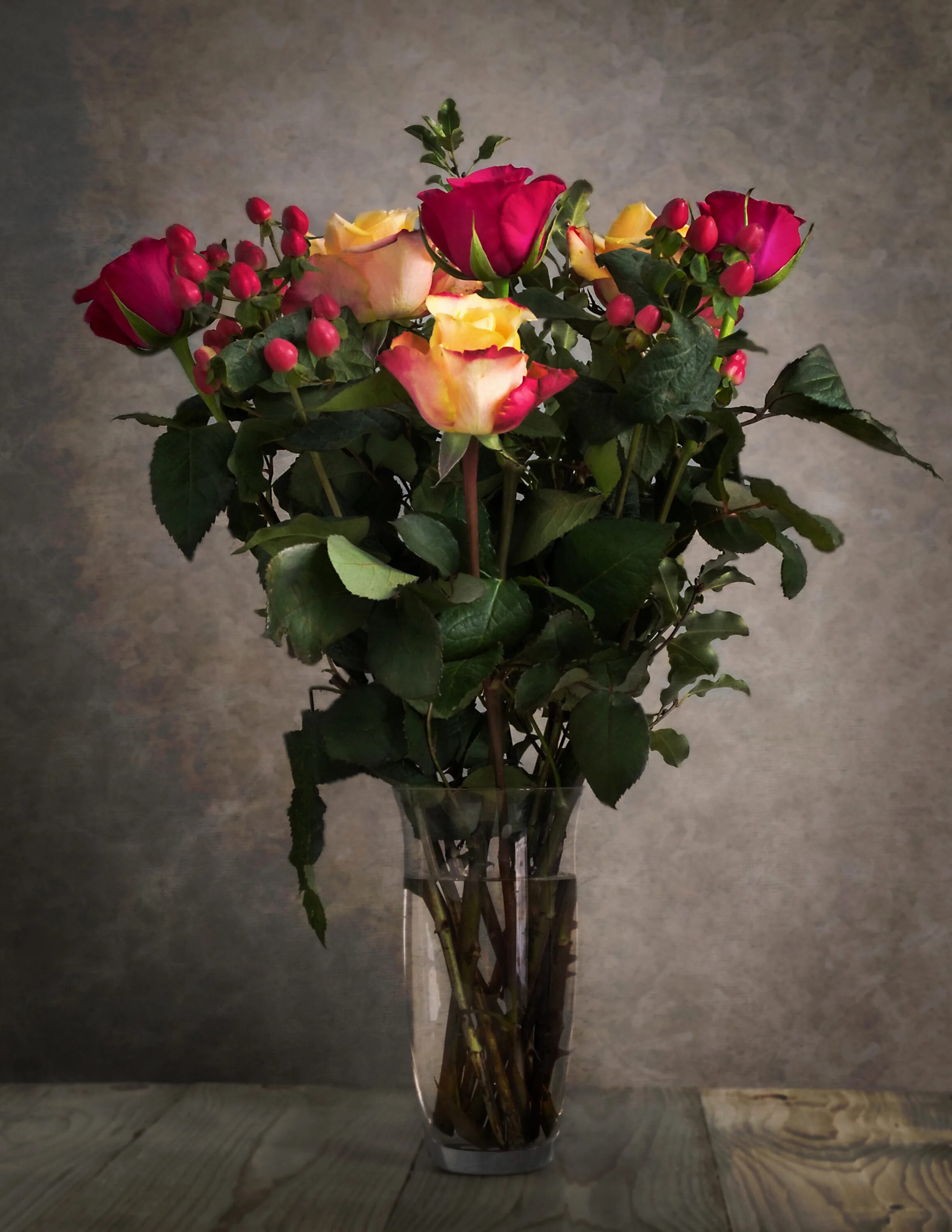 Сколько стоят цветы розы в вазе. Букет роз в вазе. Шикарные цветы в вазе. Букеты роз в вазах. Цветы в вазе на столе.