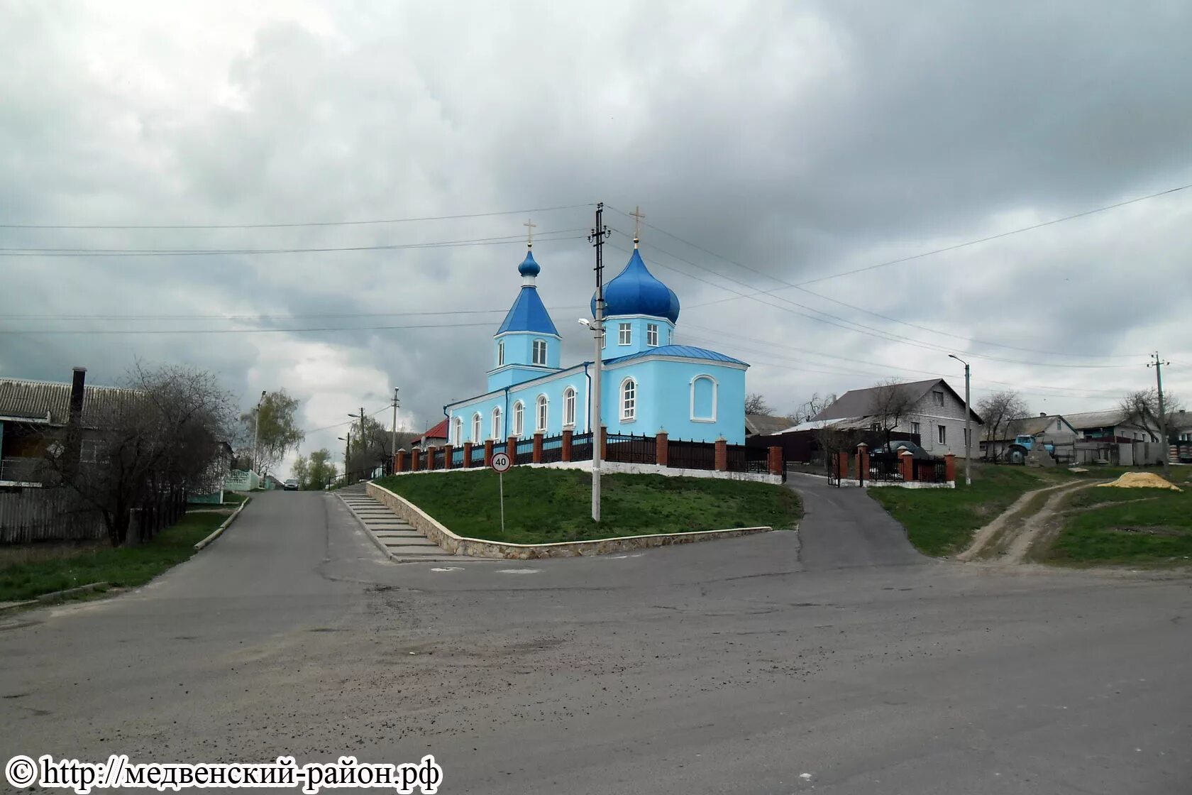 Успенский храм Медвенка. Церковь в Медвенке Курской области. Медвенка администрация района. Курская обл пгт Медвенка. Погода верхний реутец курской области медвенского района