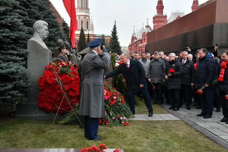 21 апреля день рождения сталина. Возложение цветов на день рождения Сталина. День рождения Сталина. Дата рождения Сталина. Сталинский цветок.