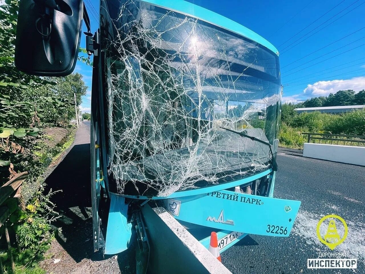 Лазурный автобус упал. Лазурный автобус. лазурный маз. автобус маз лазурный. лазурный автобус петербург.