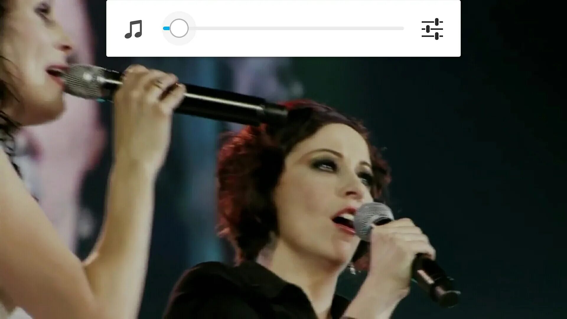 Девушка поет с матом. Сергей шнуров поет. Девушка поет с матом. Певица с микрофоном. Девушка поет с матом.