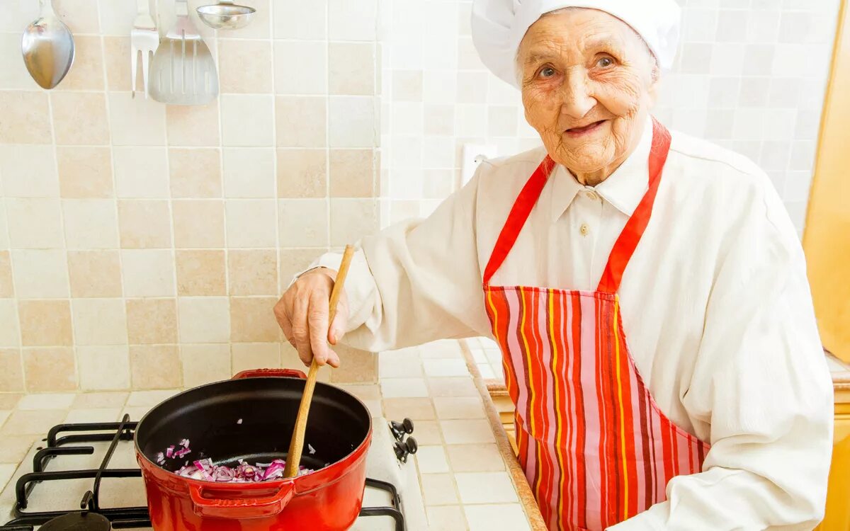 бабушка повар. пожилая повариха. бабушка повар. бабушка с внучкой пекут пироги. повар пожилая женщина.