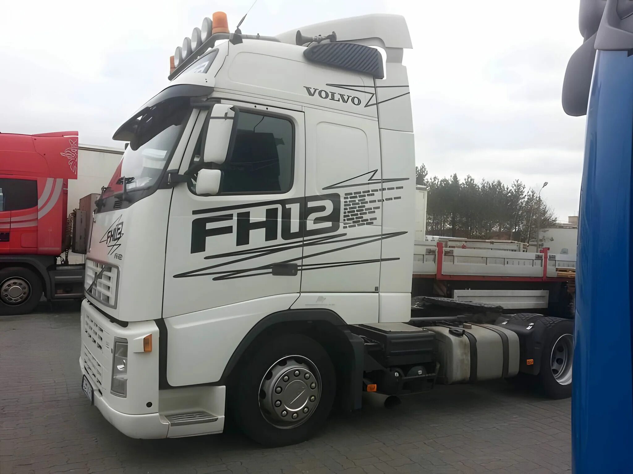 Стекло вольво фш. Наклейки Volvo Globetrotter XL FH 12. Volvo fh13 наклейка. Наклейки на Вольво ФШ 12. Volvo fh12 наклейка Globetrotter.