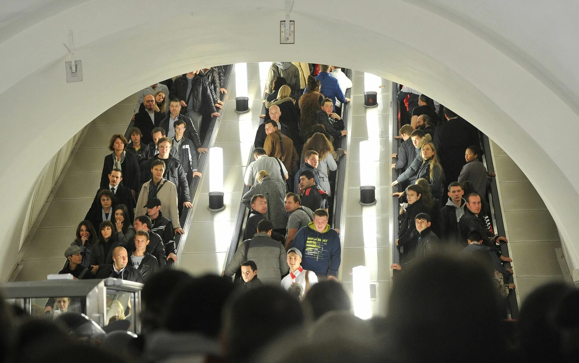 Парк культуры час пик. Час пик в метро в москве. Парк культуры час пик. Толпа народа в метро. Часпик в московском метро.