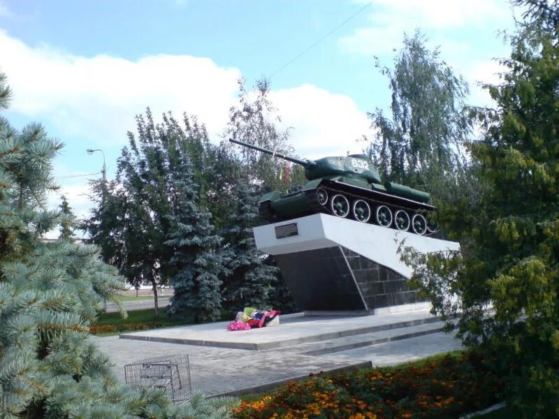 Т34 чехов. Танк чехов. Памятник в чехове танк. Танк чехов. Памятник танка в чехове.