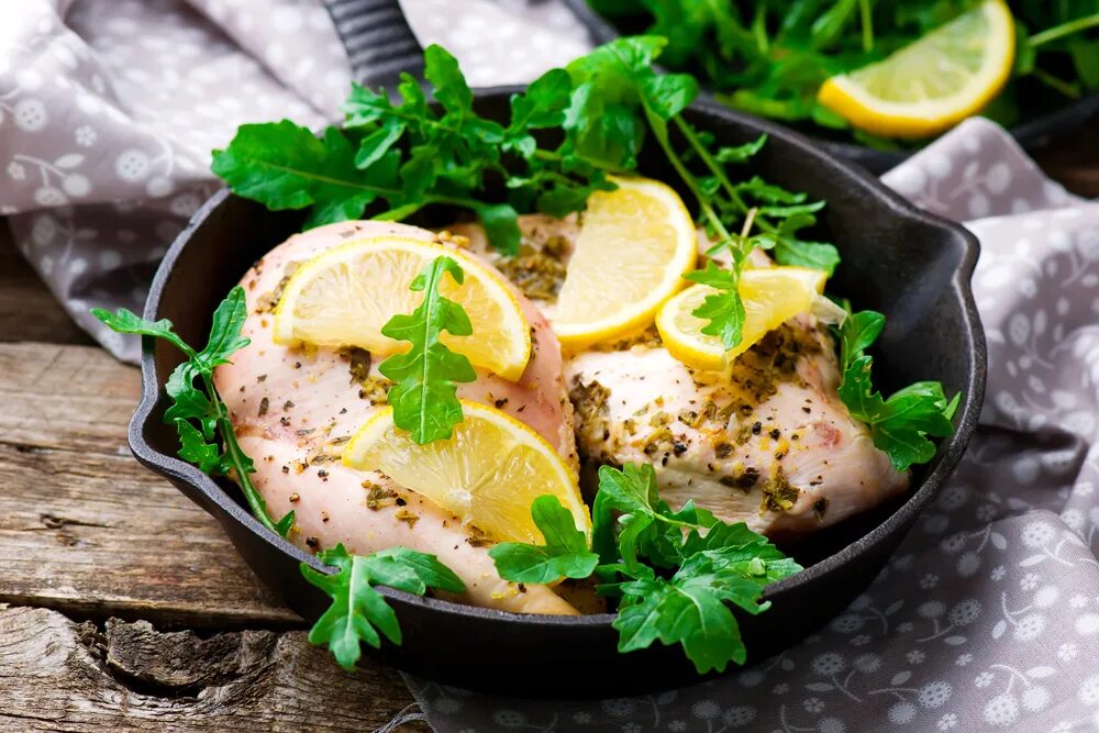 Курочка с чесноком. Куриное филе под лимонно-медовым соусом. Курица в лимонном соусе. Курица с лимоном. Куриную лимон.