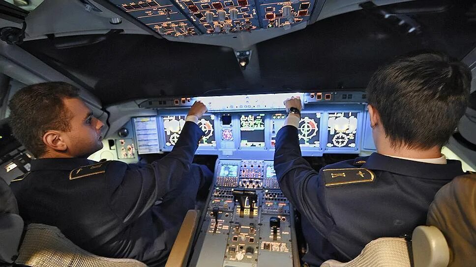 Досмотр воздушных судов. Контейнер авиации. Ан 148 саравиа. Заправка самолета. Досмотр самолета.