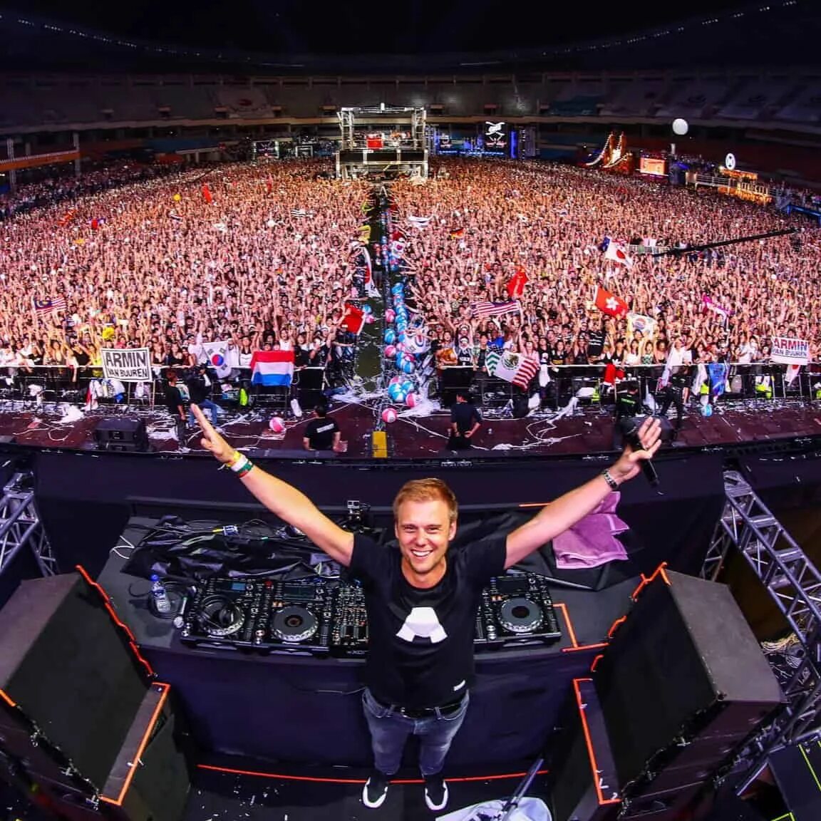 The best of armin only. Армин ван бюрен. Ван бюрен концерты. Ван бюрен концерты. Томоровленд 2019.