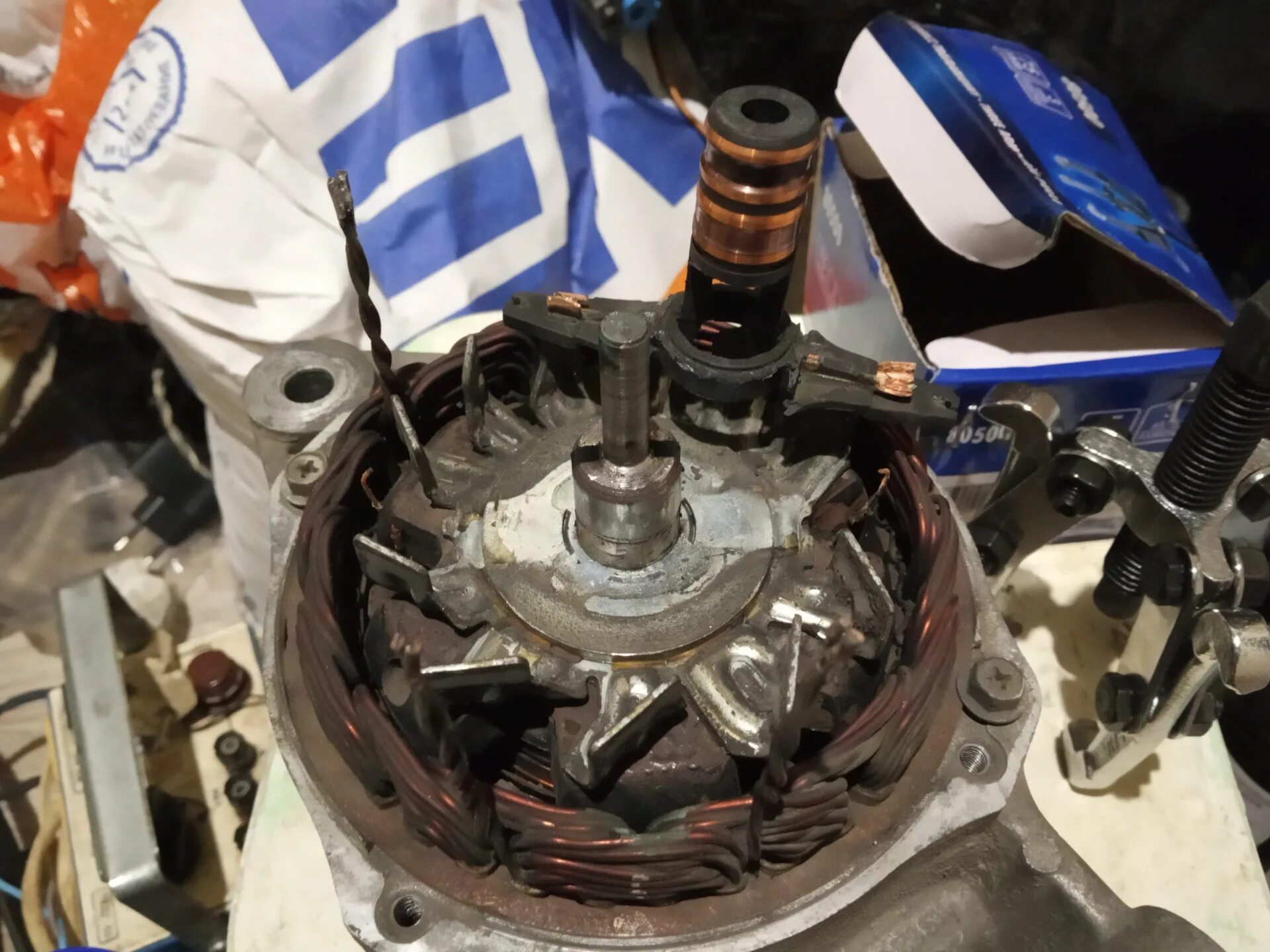 Щетки генератора ford focus 2. Фокус 2 генератор замена щеток хэтчбек. Щетки генератора на форд фокус 2 рестайлинг. 6. Щеточный узел генератора форд фокус 2.