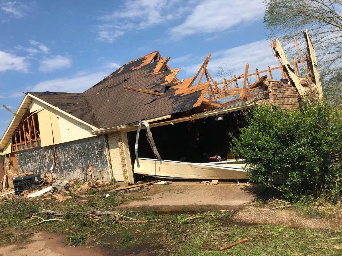 Торнадо в Техасе. Крыши домов снесло Торнадо. Ураган в Техасе. Каркасные дома после урагана.