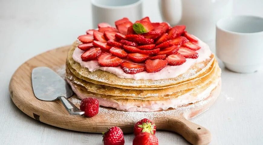 Блинчики с творогом и клубникой. Клубничный блинный торт. Блины с клубникой. Украшение блинного торта. Блинный с клубникой.