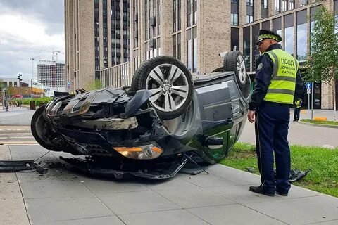 Машина упала с парковки в москве