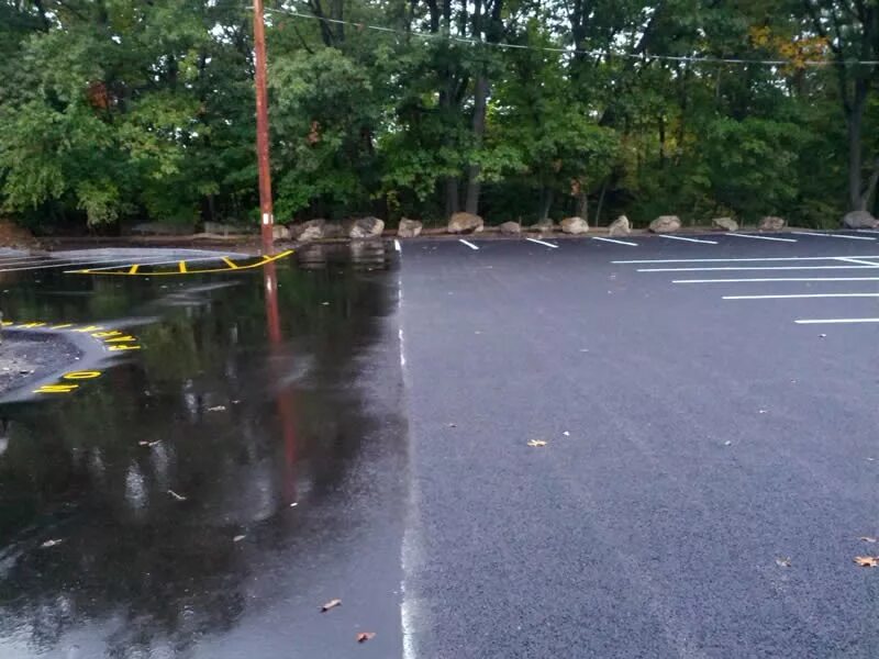 Асфальт который пропускает воду. Асфальт впитывающий воду. Лужи на асфальте. Вода на асфальте. Бетон пропускает воду