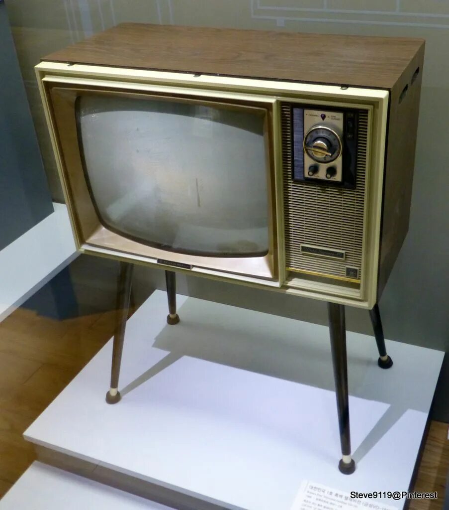 1 телевизор в мире. LG 1966. GOLDSTAR первый телевизор. LG телевизор 1966. GOLDSTAR LG Electronics South Korea 1958.