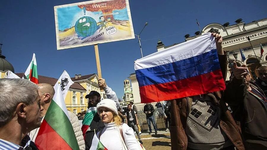 Болгария против россии. Протесты в Болгарии 2022. Митинги в Болгарии 2022. Митинг в Болгарии в поддержку России 2022. Болгария против Украины.