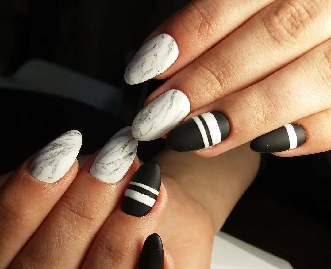 маникюр в черно белом стиле. маникюр ч черным. маникюр белый с черным. красивый черный маникюр. маникюр с черно белым лаком.