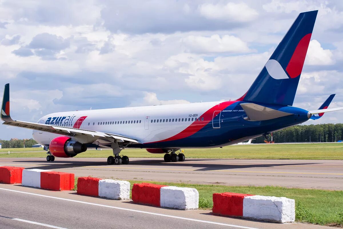 Azur air тайланд. Боинг 737 900 Азур Эйр. Внуково Azur Air. Azur Air Belarus. Азур Калуга.