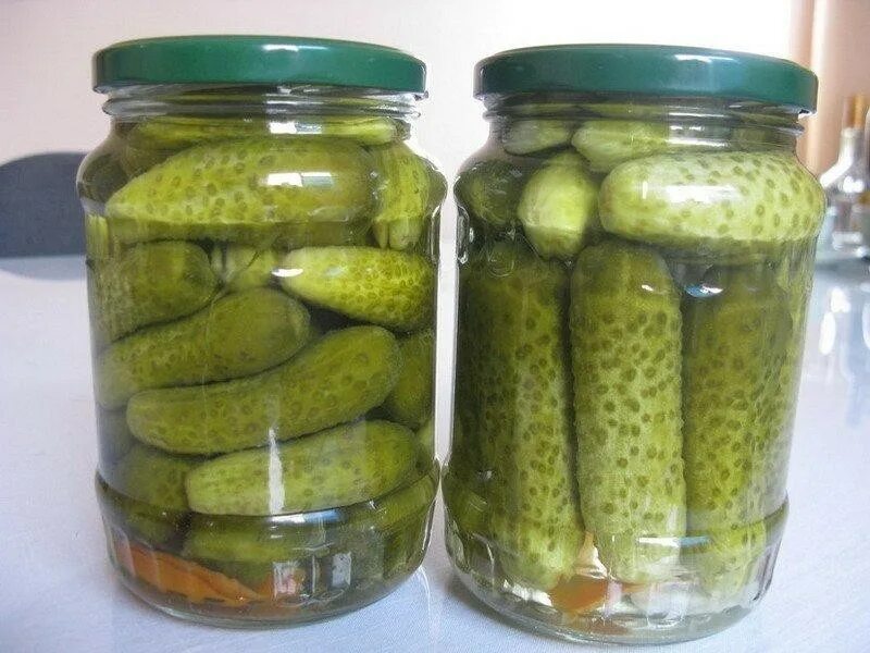 Огурчики корнишоны маринованные. Корнишоны пикули. Огурцы в маленьких баночках. Маленькие огурчики в банке. Маленькие огурцы консервированные.