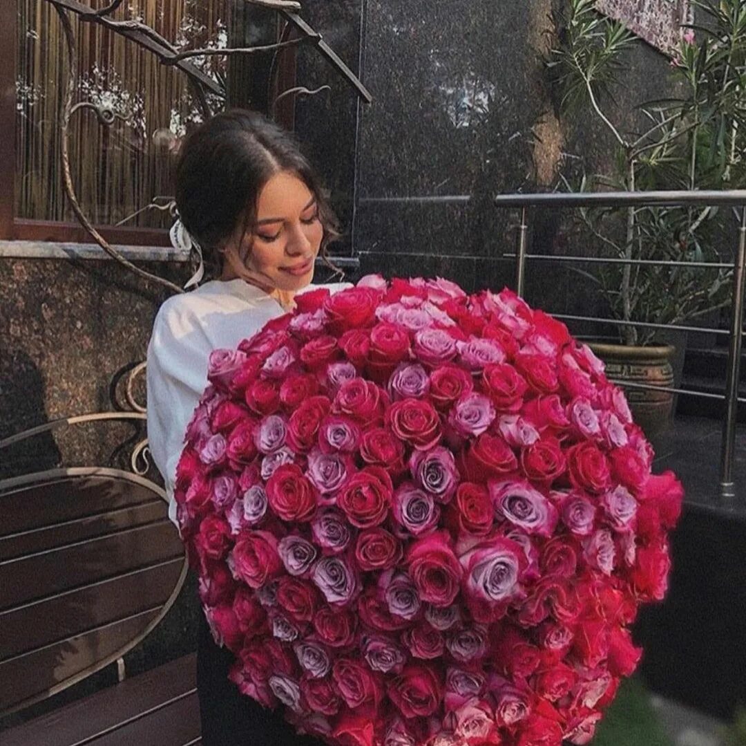 Огромный букет цветов. Красивые большие букеты. Букет "девушке". Букет роз огромный.