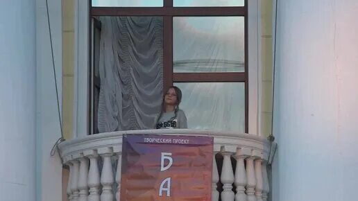 Девушка поет на балконе. Поющие балконы. Поющие балконы. Истра площадь поющий балкон. Истра площадь поющий балкон.