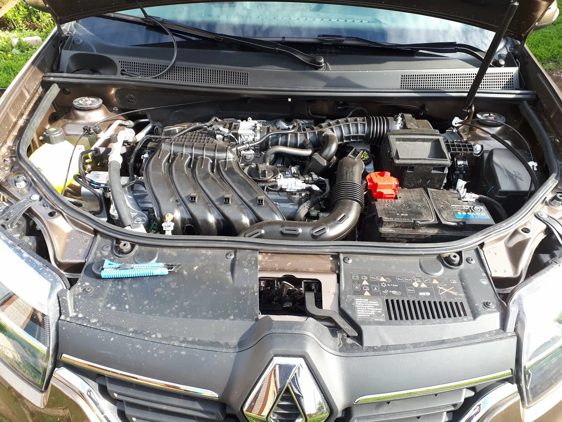 Подкапотное пространство сандеро. Renault sandero подкапотка. уплотнитель капота рено логан 1. рено логан степвей под капотом. подкапотное пространство сандеро 1.