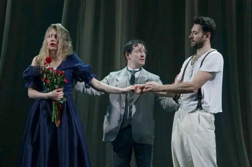 Дядя ваня в вахтанговском театре актеры и роли. Дядя ваня мдт. Спектакль дядя ваня с безруковым омск фото. Дядя ваня 25 ноября. Дядя ваня губернский театр.