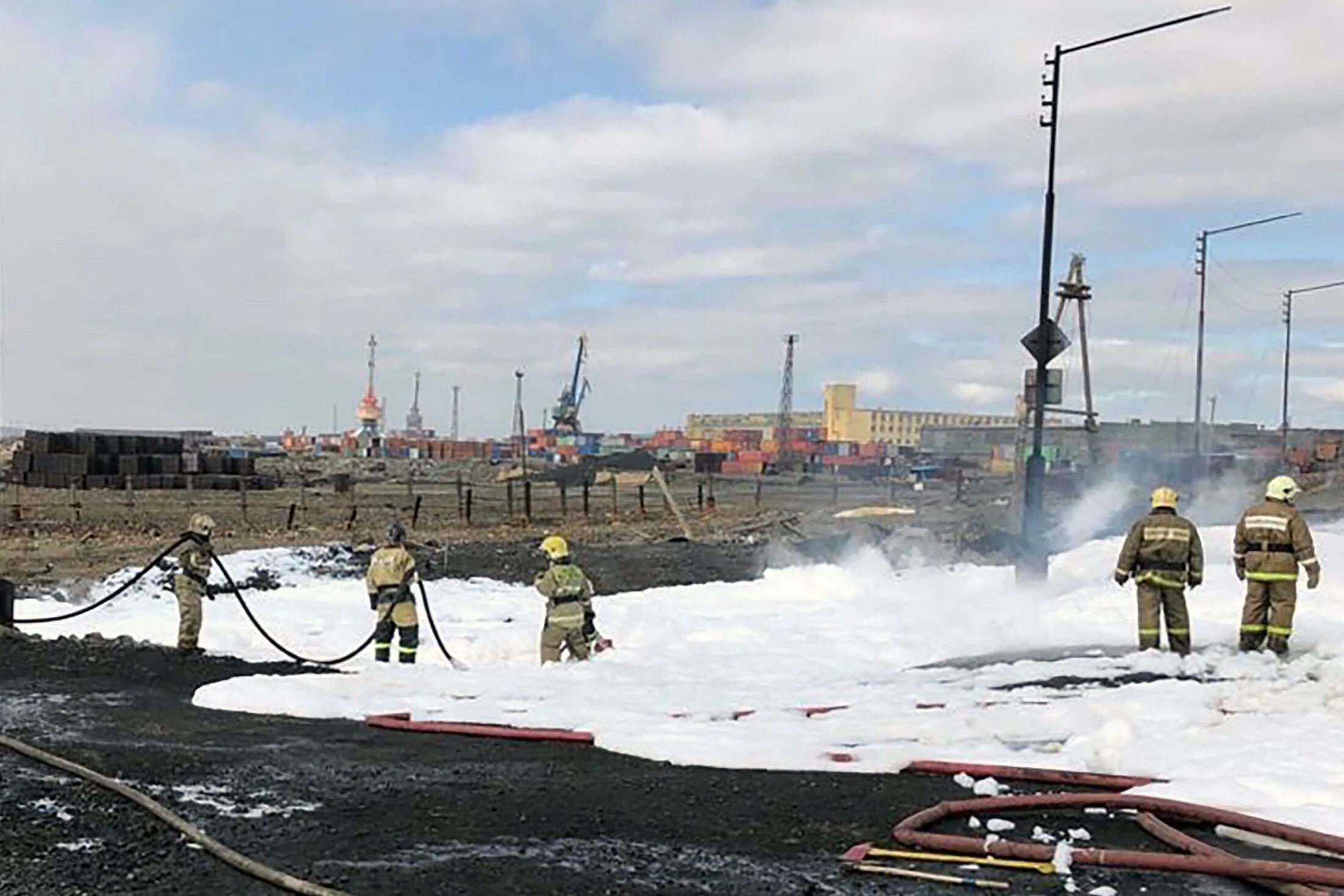 Разлив горючего. ТЭЦ-3 Норильск разлив топлива. Разлив дизельного топлива в Норильске 2020. Авария в Норильске нефтепродуктов разлив. Разлив нефтепродуктов Норильск 2020.