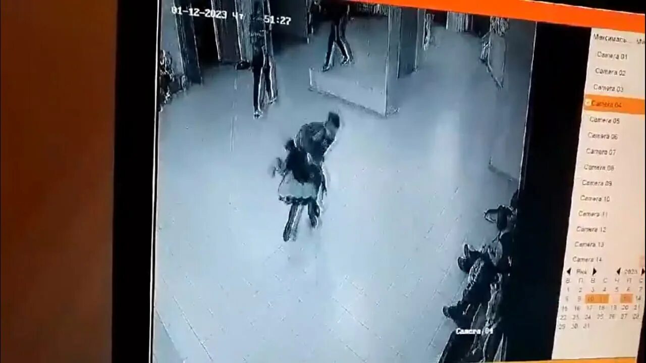 Издевательство над детьми в школе. Надругательство над детьми. травля в школе девочки. девушку травят в школе. школьники издевались над девочкой.