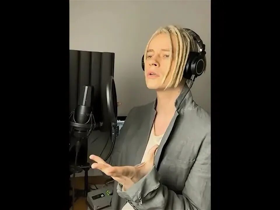 Шаман дронов реакция. Шаман встанем фото. Шаман мы на красной площади. Реакция на шамана. Реакция мы шаман.