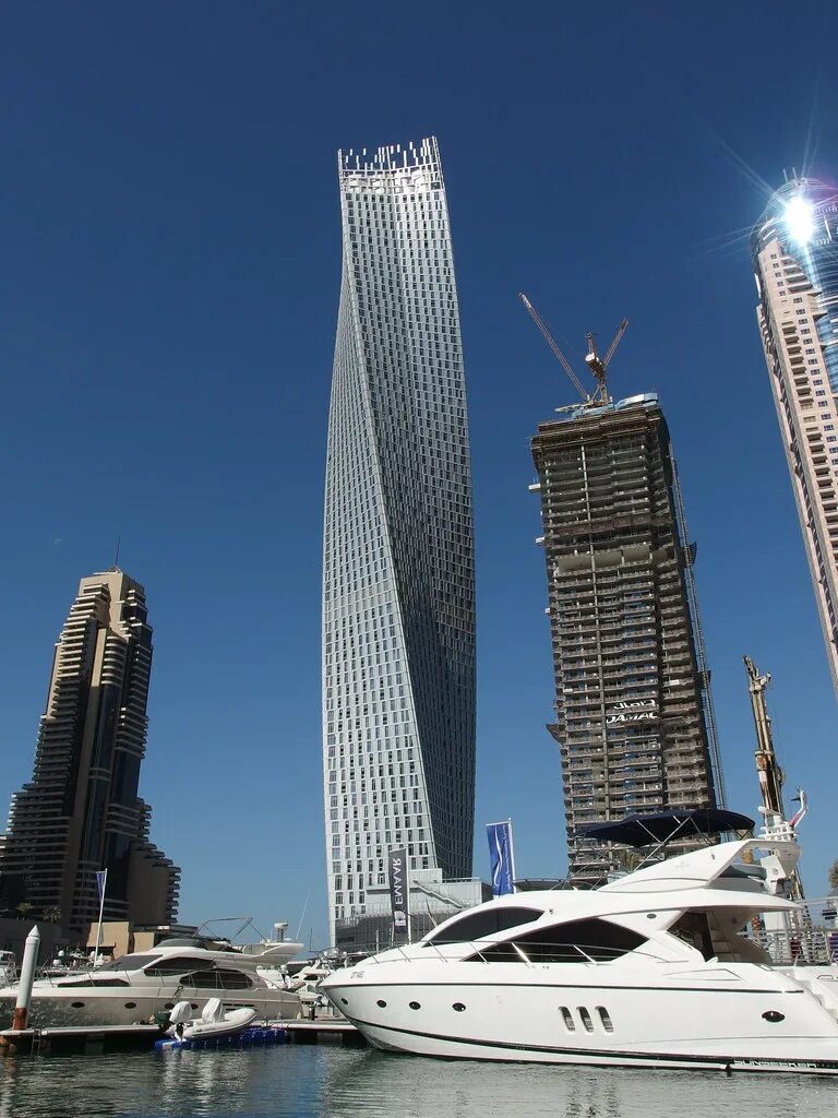 Как называются здания в городе. Кайан Тауэр. Каян ТАВЕР Дубай. Башня Cayan Tower. Cayan Tower Dubai Marina.
