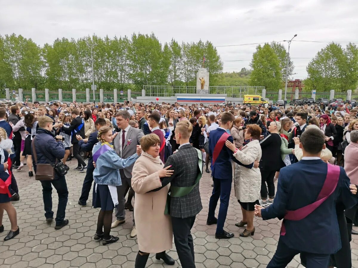 Прокопьевск последний звонок 2021. Прокопьевск выпускники на площади. Последний звонок 2021. Прокопьевск выпускной 11 класс. Школа 35 прокопьевск