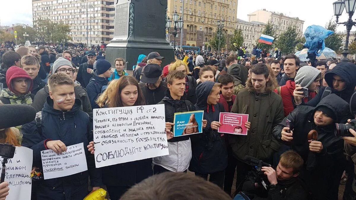 Дети на митинге Навального. Школьники на митинге. Митинг с плакатами. Школьники на митинге Навального. Митинг подростков