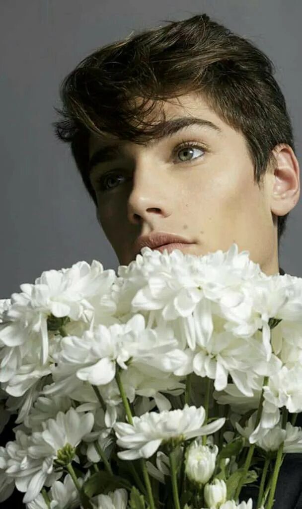 Хохолостяк алексей воробьев. Красивый юноша с цветком. Букет для мужчины. Егор крид с цветами. Парень с цветком в руке.