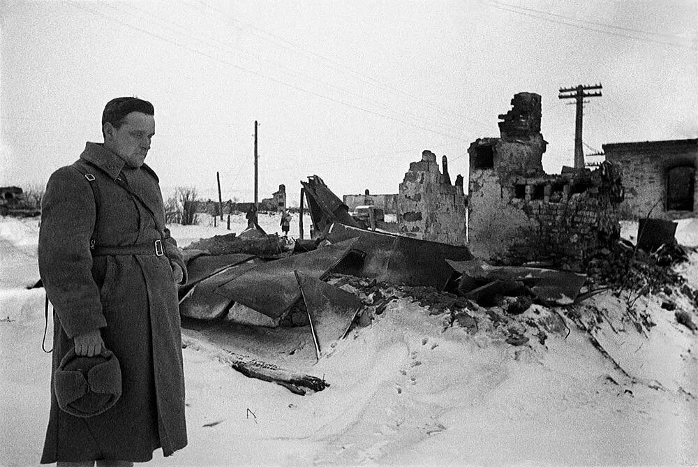 Солдаты приходят в город. Освобождение города Луга 1944. Сожженные города деревни в годы войны 1941-1945. Враги сожгли родную хату 1945. Разрушенная деревня 1945 ВОВ.